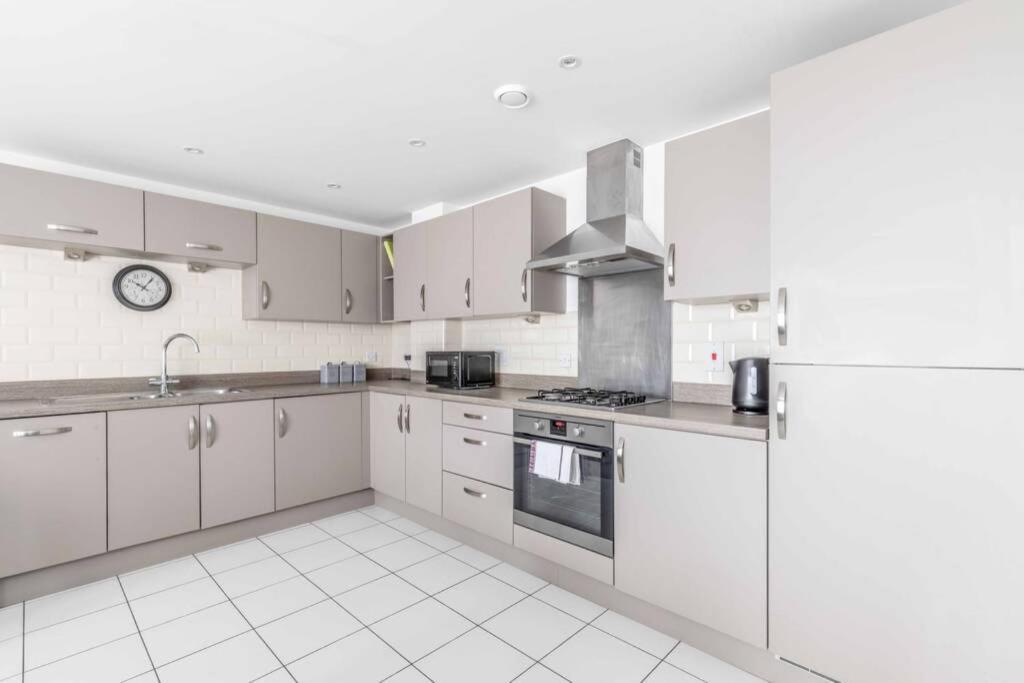 2 Bed & 2 Bath Cosy Apartment Slough- Free Parking Exterior foto